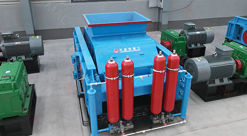 四川眉山1080液壓對輥制砂機米石回料制砂現場